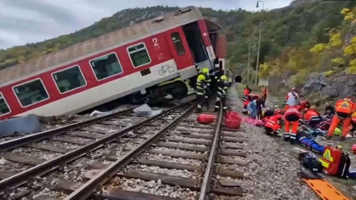 Két személyszállító vonat ütközött össze a magyar határ közelében, sok a sérült + videó