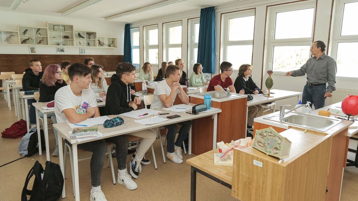 Már több mint 6000 tanár keres egymillió forintnál többet + videó
