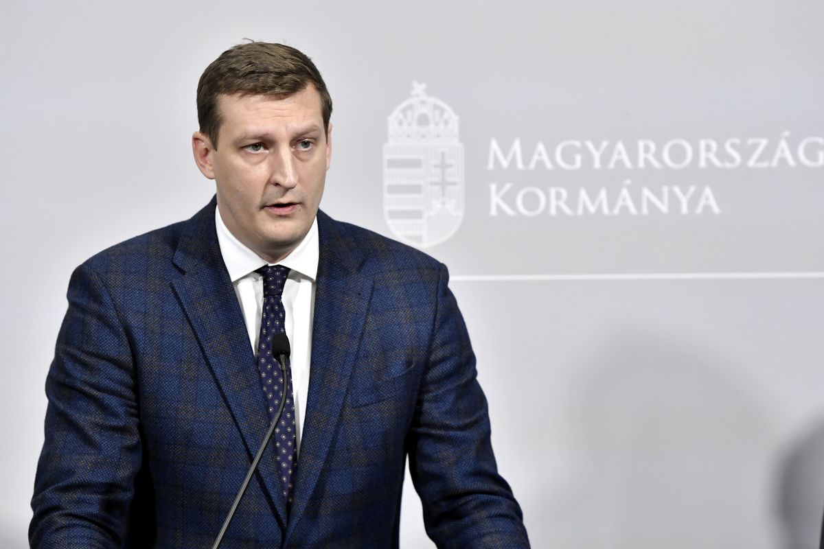 otthon start, Budapest, 2025. október 29.Panyi Miklós, a Miniszterelnökség parlamenti és stratégiai államtitkára az Otthon Start Program első hat hetének eredményeit ismertető sajtótájékoztatón a Miniszterelnökség konferenciatermében 2025. október 29-én. MTI/Soós Lajos