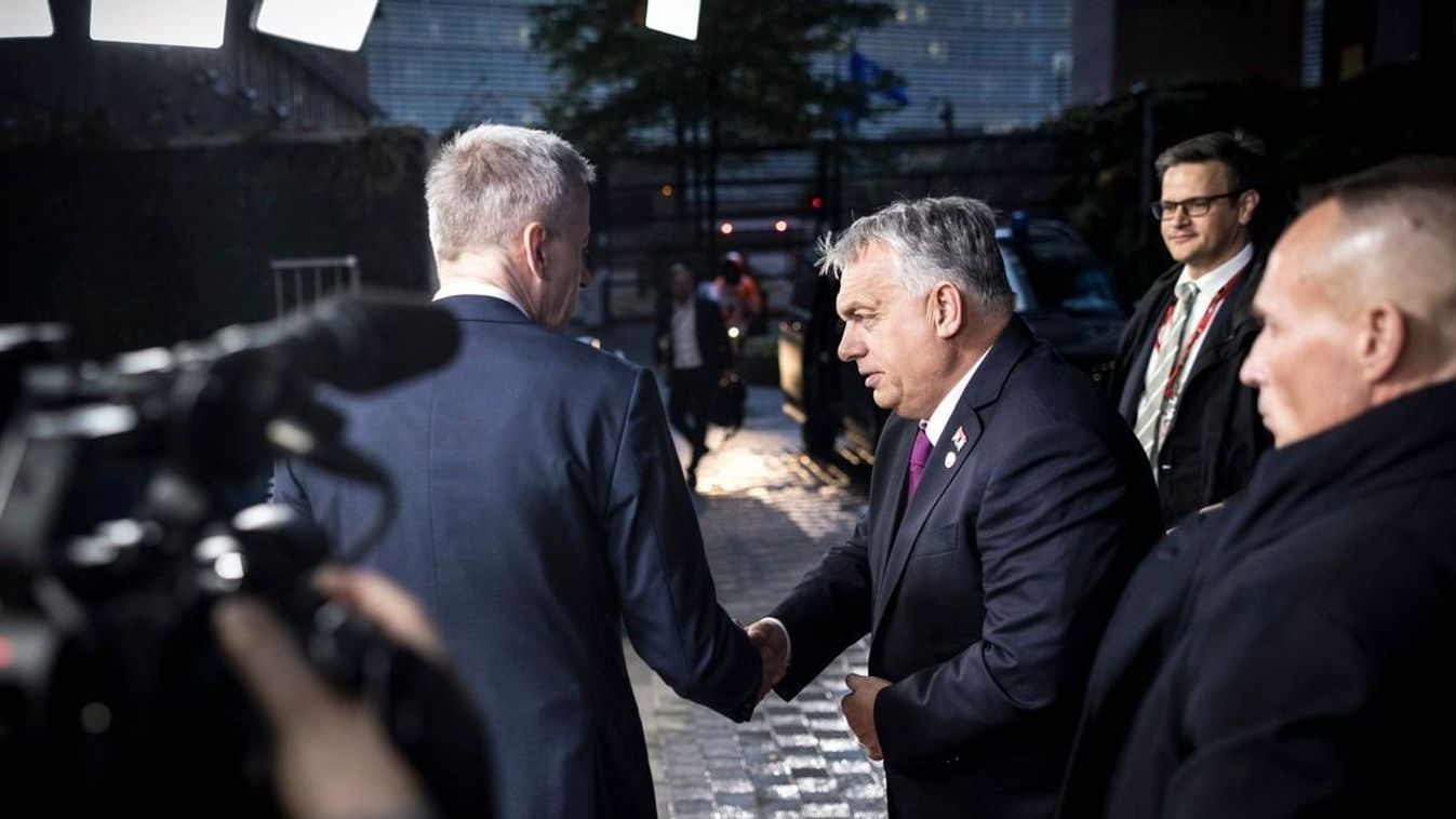 A Miniszterelnöki Kommunikációs Főosztály által közreadott képen Orbán Viktor miniszterelnök (k) érkezik az EU-tagországok állam- és kormányfőinek csúcstalálkozójára Brüsszelben 2025. október 23-án (Fotó: MTI/Miniszterelnöki Kommunikációs Főosztály/Kaiser