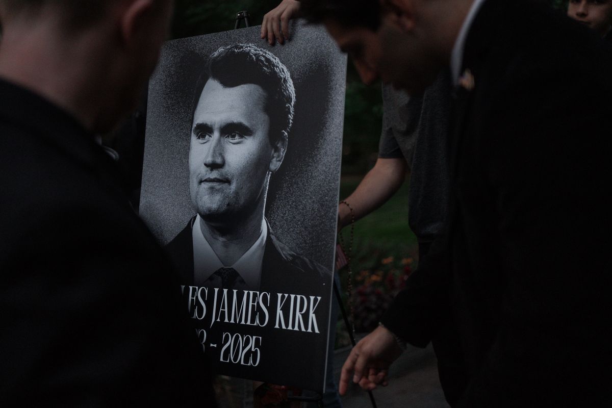 New York, 2025. szeptember 13.
A New York-i Fiatal Republikánusok Klubjának tagjai virrasztást tartanak a merénylet áldozatává vált Charlie Kirk amerikai konzervatív aktivista emlékére New Yorkban 2025. szeptember 12-én. A 31 éves Kirköt, a Turning Point USA nevű szervezet alapítóját szeptember 10-én lőtték agyon egy vitafórumon a Utah Valley Egyetemen. A feltételezett elkövetőt, a 22 éves amerikai Tyler Robinsont a rendőrök elfogták.
MTI/EPA/Olga Fedorova