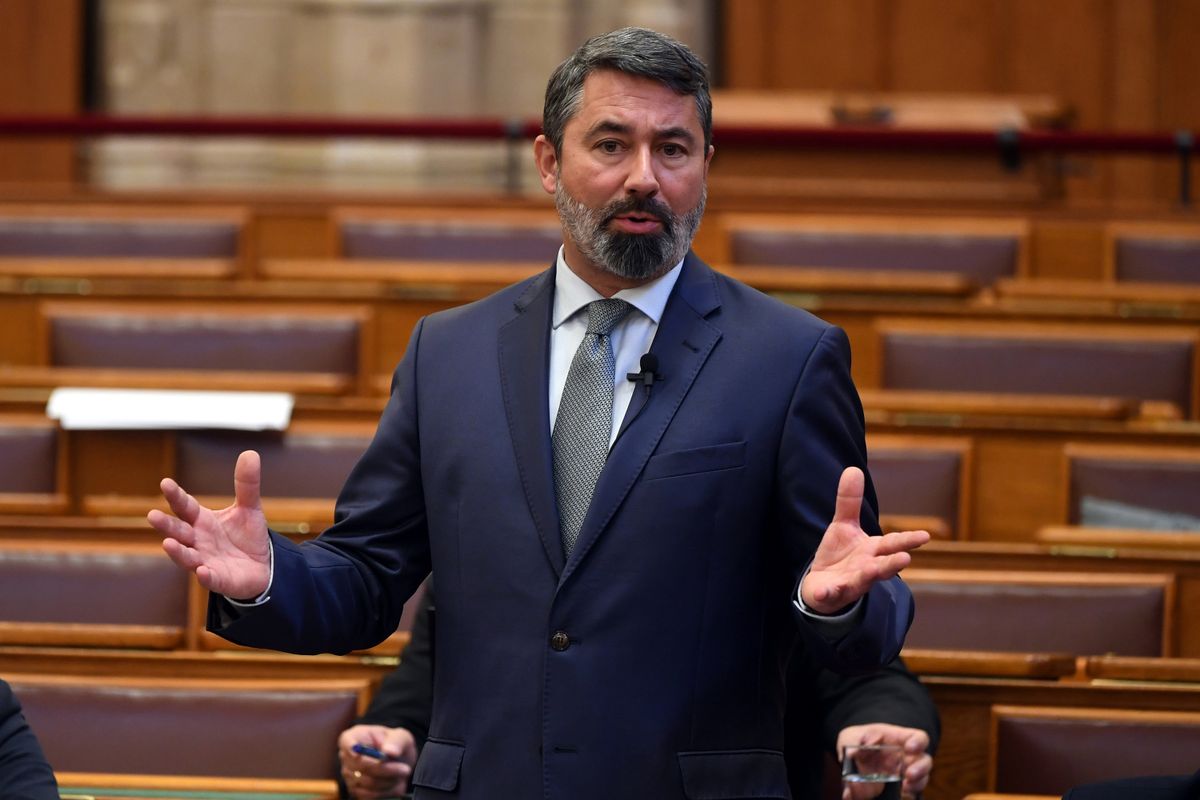 Budapest, 2025. május 26.
Hidvéghi Balázs, a Miniszterelnöki Kabinetiroda parlamenti államtitkára kérdésre válaszol az Országgyűlés plenáris ülésén 2025. május 26-án.
MTI/Kovács Attila
