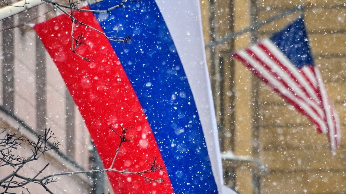 A Russian flag flies next to the US embassy building in Moscow on November 30, 2023, on a snowy day. Russian President Vladimir Putin on November 30, 2023 paid tribute to the late US diplomat Henry Kissinger, praising his contribution to US-Soviet relations and describing him as a "wise and visionary statesman". (Photo by Alexander NEMENOV / AFP)