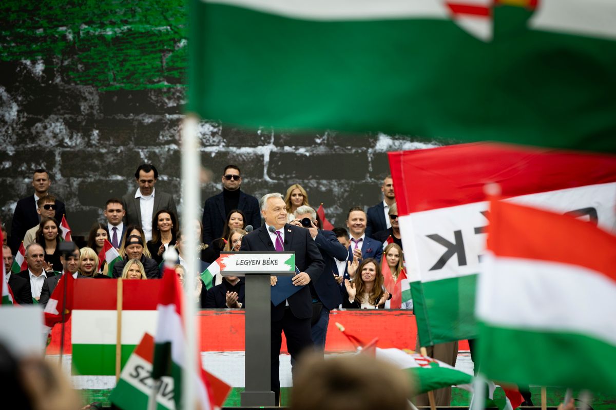 Budapest, 2025. október 3.
A Miniszterelnöki Kommunikációs Főosztály által közreadott képen Orbán Viktor miniszterelnök beszédet mond az 1956-os forradalom és szabadságharc 69. évfordulóján rendezett ünnepi megemlékezésen az Országház előtti Kossuth Lajos téren 2025. október 23-án.
MTI/Miniszterelnöki Kommunikációs Főosztály/Fischer Zoltán