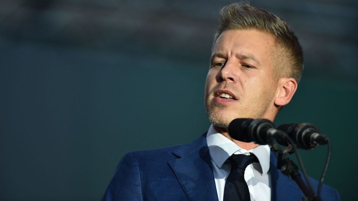 Magyar Péter hónapok óta képtelen uralni a közbeszédet, és egyre látványosabban próbálkozik a kormánypártok kampánystratégiájának koppintásával. 