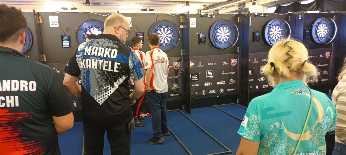 A PDC-tornákon rendszeres résztvevő Marko Kantele és a női világbajnokságot kétszer megnyerő Szuzuki Mikuru (jobbra) is részt vett a budapesti dartstornán