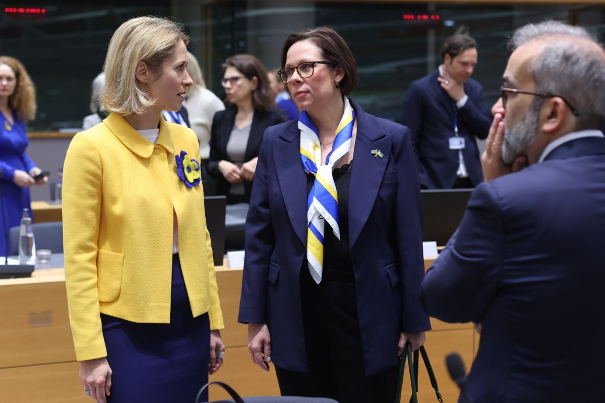 Brüsszel, 2025. február 24.
Az ukrán nemzeti színekbe öltözött Kaja Kallas, az Európai Unió kül- és biztonságpolitikai főképviselője (b) és Maria Malmer Stenergard svéd külügyminiszter beszélget az uniós tagállamok külügyminisztereit tömörítő Külügyi Tanács ülése előtt Brüsszelben 2025. február 24-én, az orosz-ukrán háború kitörésének harmadik évfordulóján.
MTI/EPA/Olivier Hoslet
