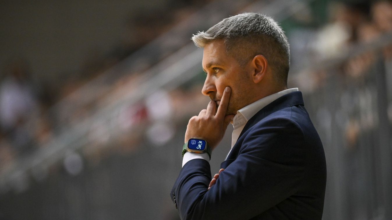 Sergio Mullor, a magyar válogatott szövetségi kapitánya a Magyarország - Norvégia férfi futsal Európa-bajnoki selejtező mérkőzésen a nyíregyházi Continental Arénában 2025.március 7-én. A magyar válogatott 4-0-ra nyert.
MTI/Czeglédi Zsolt