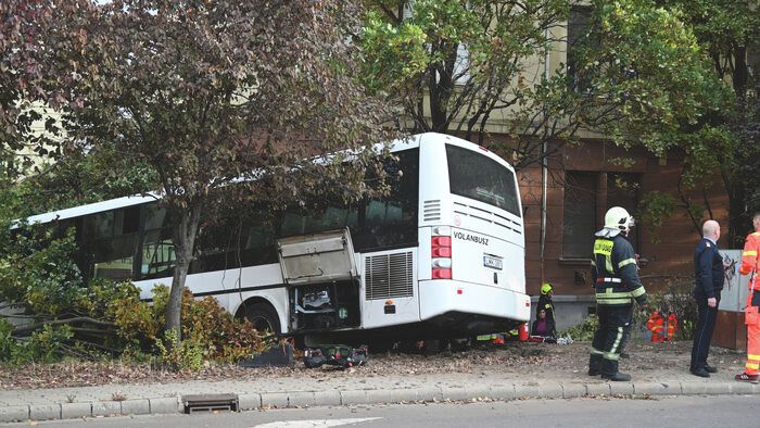 20251022 Szolnok Buszbaleset Szolnokon. Egy helyijáratú busz nem tudott megállni és nekihajtott a Varga Katalin Gimnázium épületének. Fotó: Mészáros János Új Néplap
