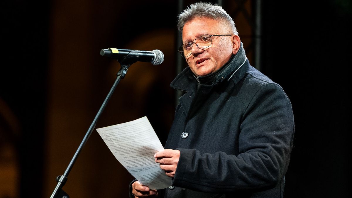 Szolidaritási tüntetés Juhász Péter mellett a Kossuth téren, Látó János 
demonstráció