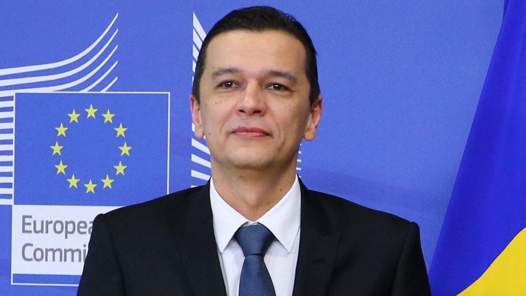 BRUSSELS, BELGIUM - FEBRUARY 17: Romania's Prime Minister Sorin Grindeanu (C) meets with European Commission President Jean-Claude Juncker (not seen) upon his arrival at the European Commission in Brussels on February 17, 2017.  Dursun Aydemir / Anadolu Agency (Photo by Dursun Aydemir / ANADOLU AGENCY / Anadolu via AFP)