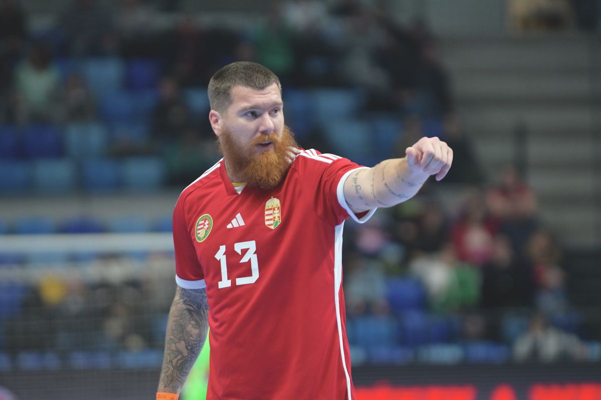 20241227 Szeged 
Pick Arénában a Zengő Alföld 35. Kék Mókus kispályás labdarúgótorna.
35. Zengő Alföld Kék Mókus-kupa. 
Magyarország - Románia válogatott
Fotó: Török János TJ DM 
Délmagyarország
Képen: Ádám Martin #13