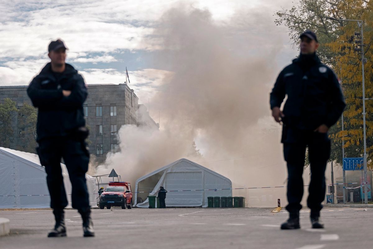 A szerb elnök terrortámadásnak minősítette a belgrádi lövöldözést és gyújtogatást