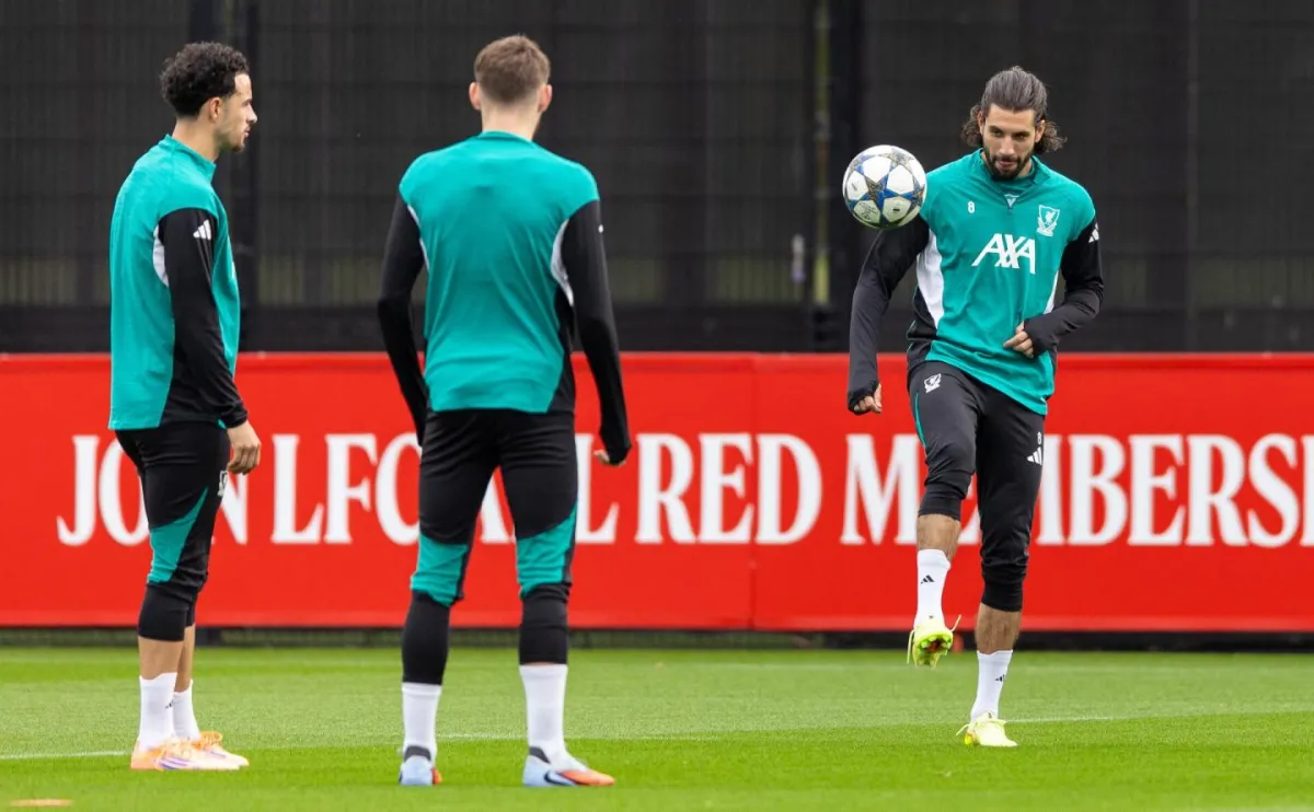A Liverpool utolsó hazai edzésén Szoboszlai Dominik látható a labdával