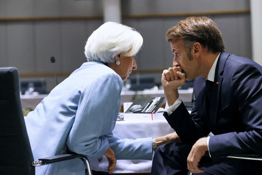 Christine Lagarde, az Európai Központi Bank (EKB) elnöke (balra) Emmanuel Macron francia elnökkel beszélget az euróövezeti csúcstalálkozón tartott munkavacsora során.