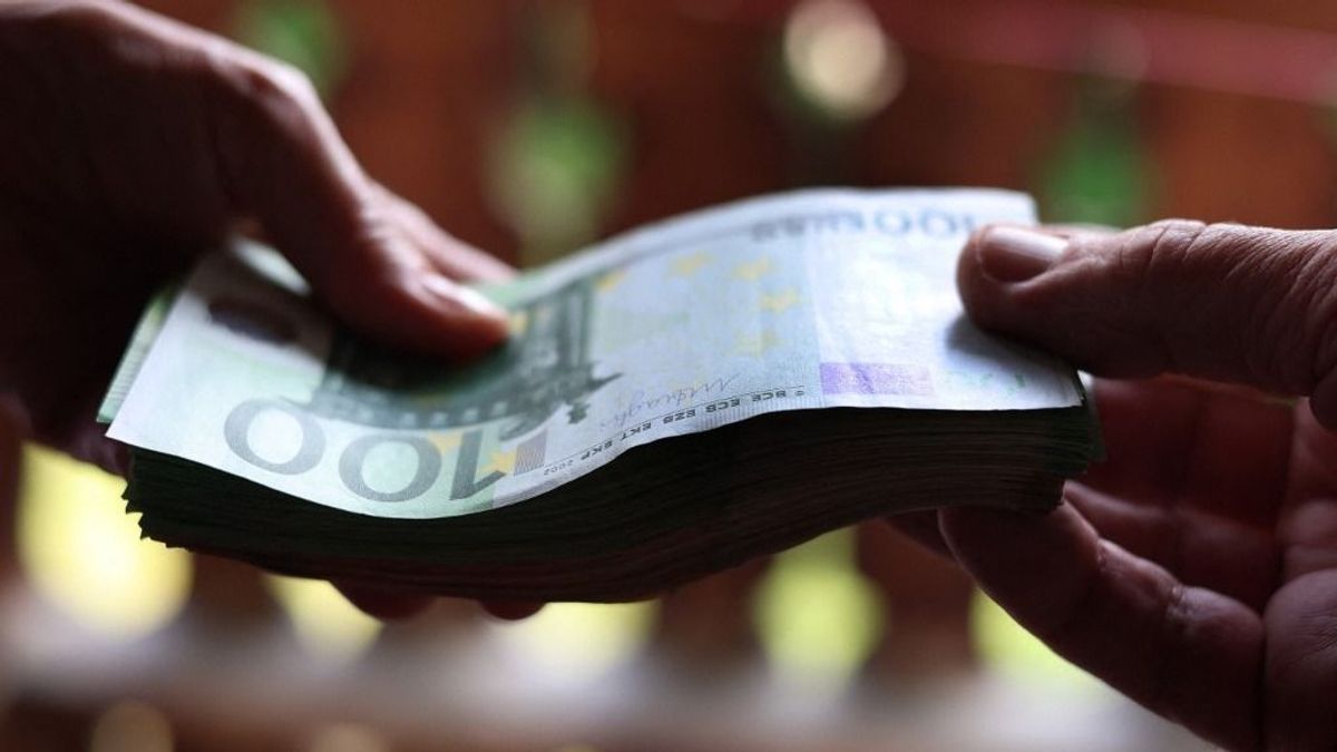 Átverte jótevőjét és 49 millió forintot sikkasztott el egy orosházi nő