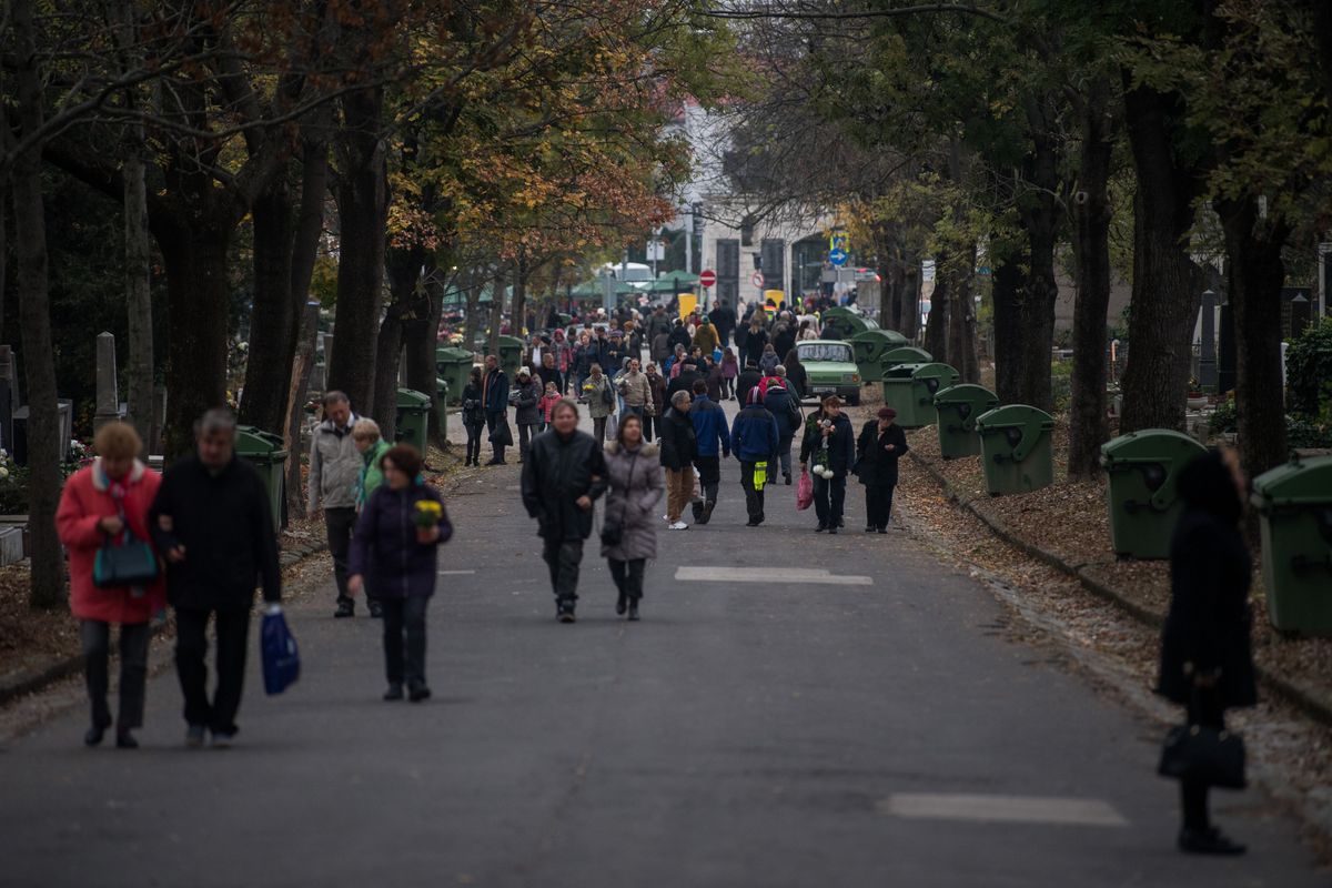 Budapest, 2019. november 2.
Látogatók a budapesti Farkasréti temetőben halottak napján, 2019. november 2-án.
MTI/Balogh Zoltán