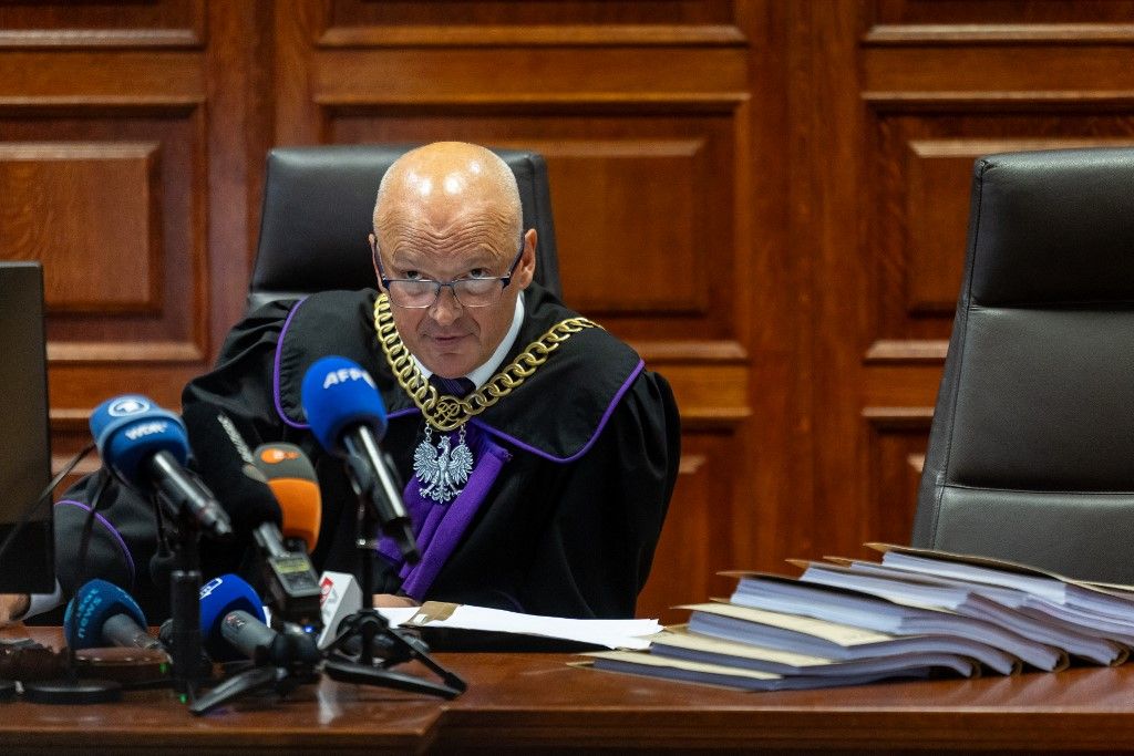 Dariusz Lubowski bíró a varsói bíróság tárgyalótermében bejelenti döntését, miszerint nem engedélyezi az ukrán terrorista kiadatását Németországnak (Fotó: AFP)