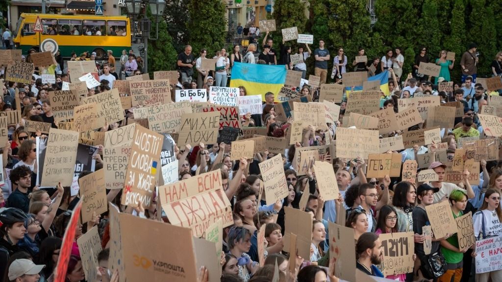 Ezrek tüntettek Ukrajnában, miután Zelenszkij megfosztotta jogköreitől a korrupcióellenes intézményeket 