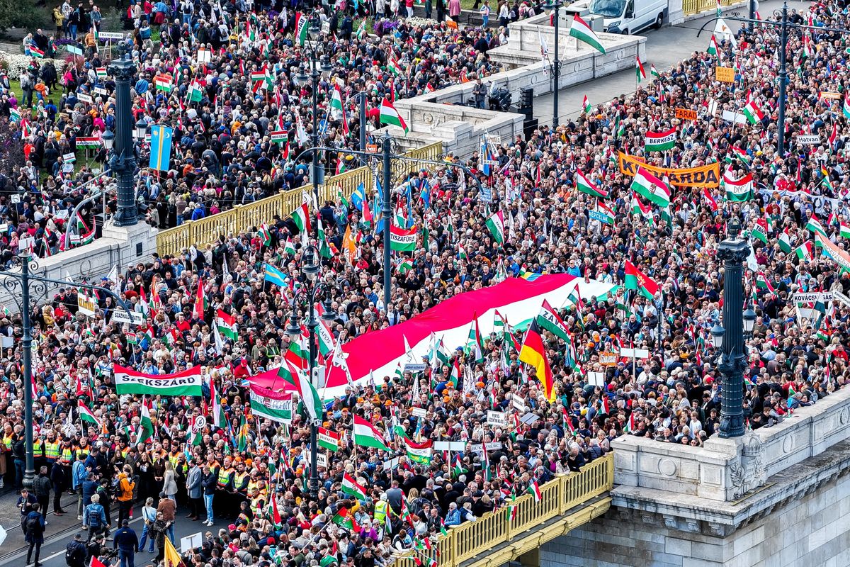 Budapest, 2025. október 23.
A drónnal készült képen a Civil Összefogás Fórum - Civil Összefogás Közhasznú Alapítvány (CÖF-CÖKA) Békemenetének résztvevői az 1956-os forradalom és szabadságharc 69. évfordulóján a Margit híd budai hídfőjénél gyülekeznek 2025. október 23-án.
MTI/Czeglédi Zsolt