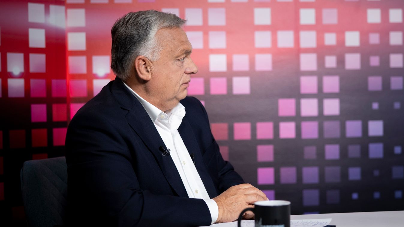 A Miniszterelnöki Kommunikációs Főosztály által közreadott képen Orbán Viktor miniszterelnök a Harcosok órája című online műsorban, ahol interjút adott Németh Balázs műsorvezetőnek 2025. szeptember 29-én (Fotó: MTI/Miniszterelnöki Kommunikációs Főosztály/