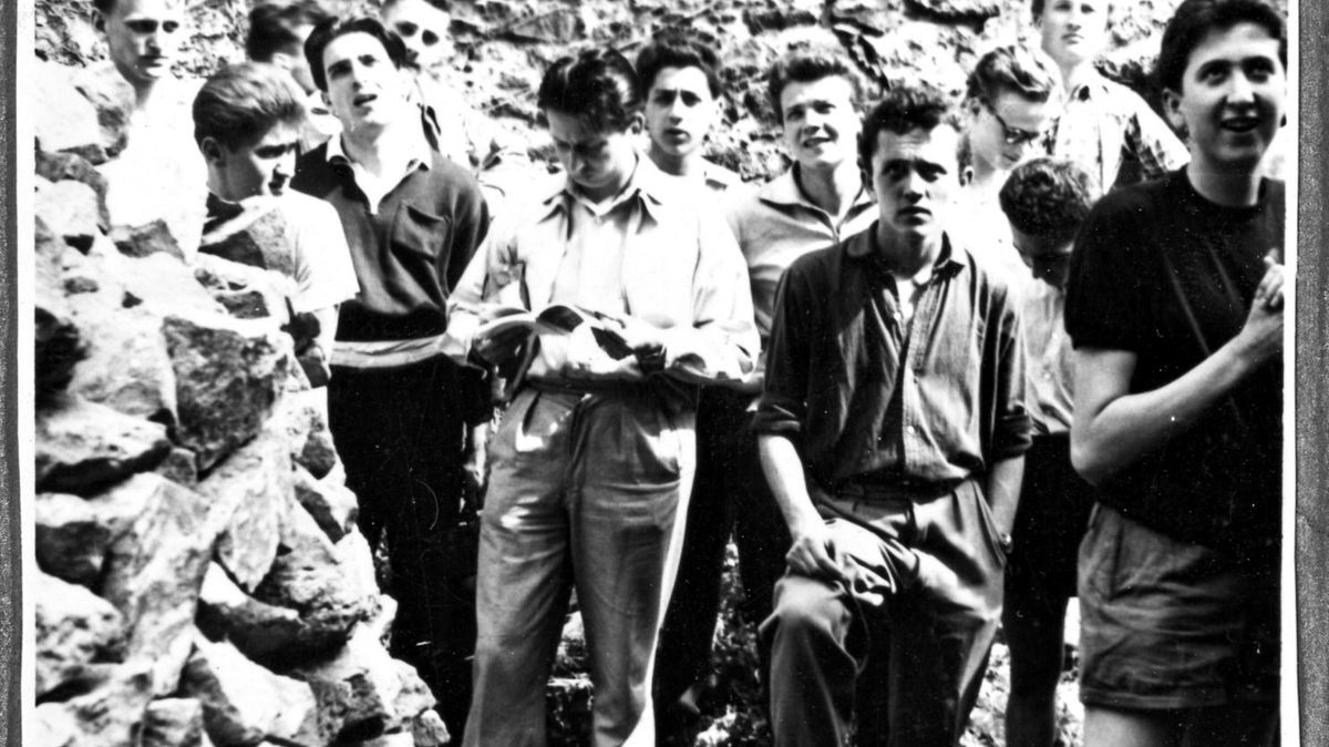 Pannonhalma messze volt- a fiatal Antall József diákjai körében. forrás: antallarchivum.hu