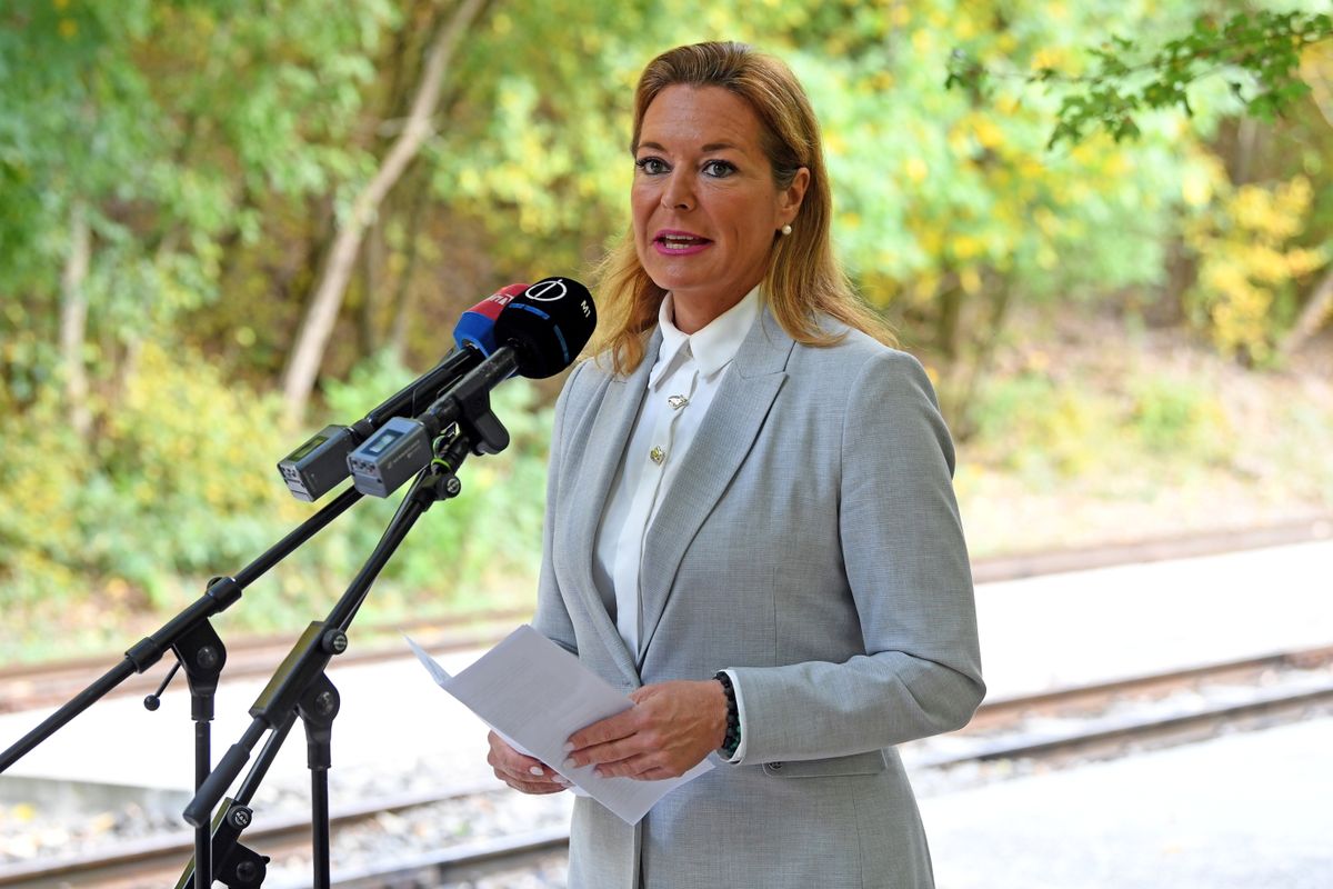 Szokolya, 2025. október 13.
Vitályos Eszter, a Miniszterelnöki Kabinetiroda kormányzati kommunikációért felelős államtitkára, a térség fideszes országgyűlési képviselője beszédet mond a Börzsönyt és Ipolyt mindenkinek! című projekt nyitórendezvényén Szokolyán 2025. október 13-án. Három milliárd forint keretösszegű projekt keretében megújulnak a Börzsöny és az Ipoly környezetének turisztikai lehetőségei.
MTI/Kovács Attila