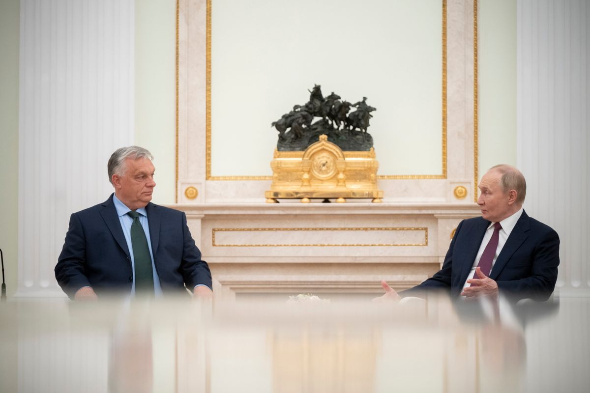 Moszkva, 2024. július 5.
A Miniszterelnöki Sajtóiroda által közreadott képen Orbán Viktor miniszterelnök (b) és Vlagyimir Putyin orosz elnök tárgyal Moszkvában 2024. július 5-én.
MTI/Miniszterelnöki Sajtóiroda/Benko Vivien Cher