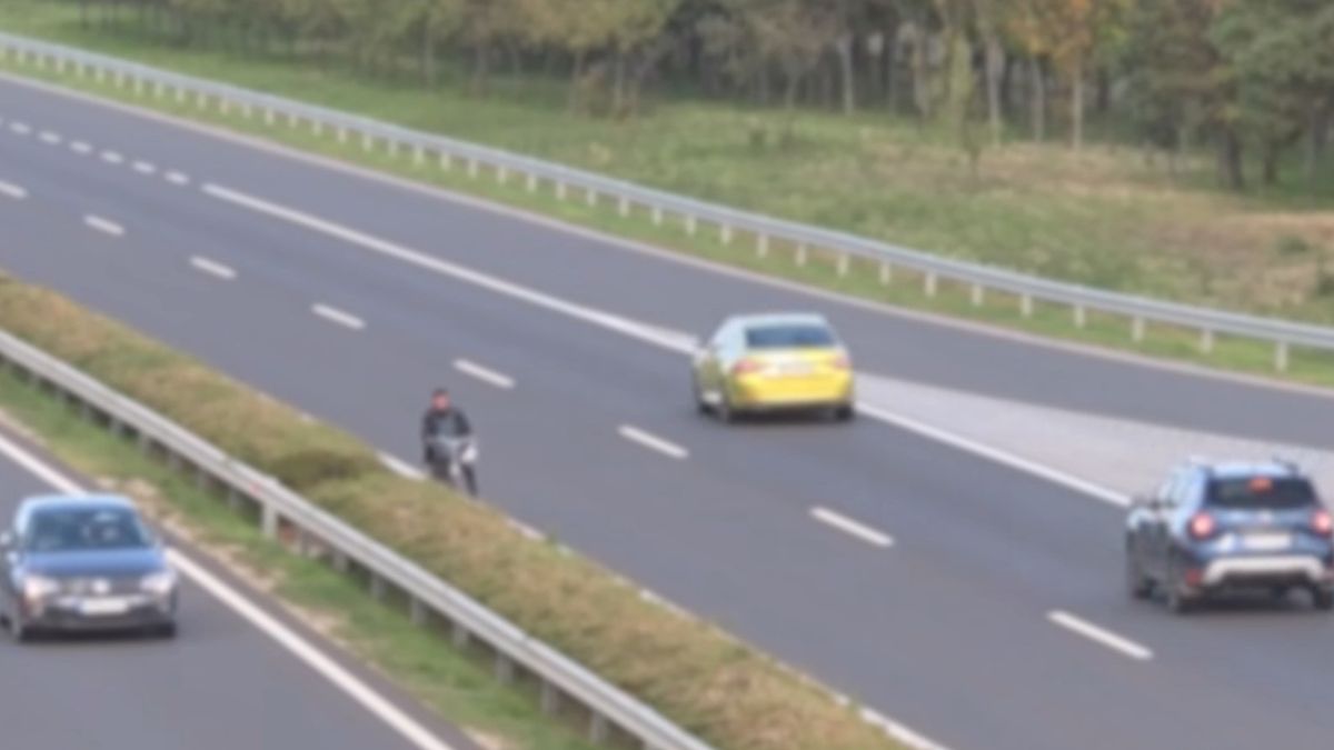 Hajmeresztő mutatvány: forgalommal szemben kerekezett egy bicajos az M30-ason + videó