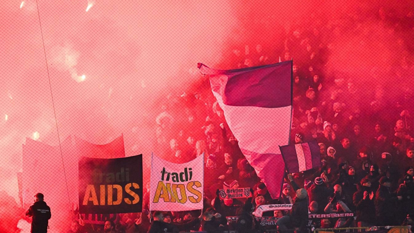 derbi
Budapest, 2024. december 1.
Újpesti szurkolók a labdarúgó OTP Bank Liga 15. fordulójában játszott Újpest FC - Ferencvárosi TC mérkőzésen a Szusza Ferenc Stadionban 2024. december 1-jén.
MTI/Koszticsák Szilárd