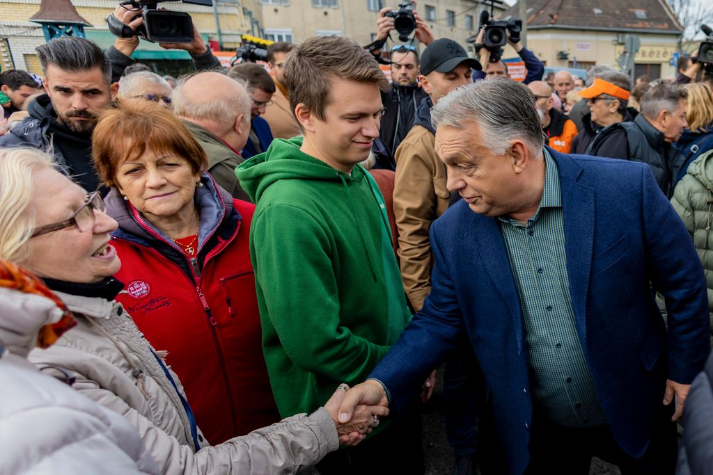 A pesterzsébeti piacon járt Orbán Viktor, elindult a háború elleni aláírásgyűjtés
Fidesz választási kampány