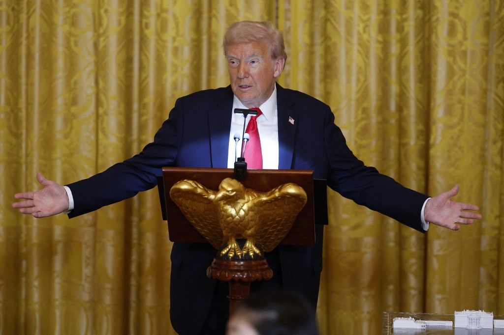 WASHINGTON, DC - OCTOBER 15: U.S. President Donald Trump delivers remarks during a ballroom fundraising dinner in the East Room of the White House on October 15, 2025 in Washington, DC. Trump hosted organizations and individuals for a fundraising dinner for the new $250 million ballroom addition currently under construction at the White House. Kevin Dietsch/Getty Images/AFP (Photo by Kevin Dietsch / GETTY IMAGES NORTH AMERICA / Getty Images via AFP)