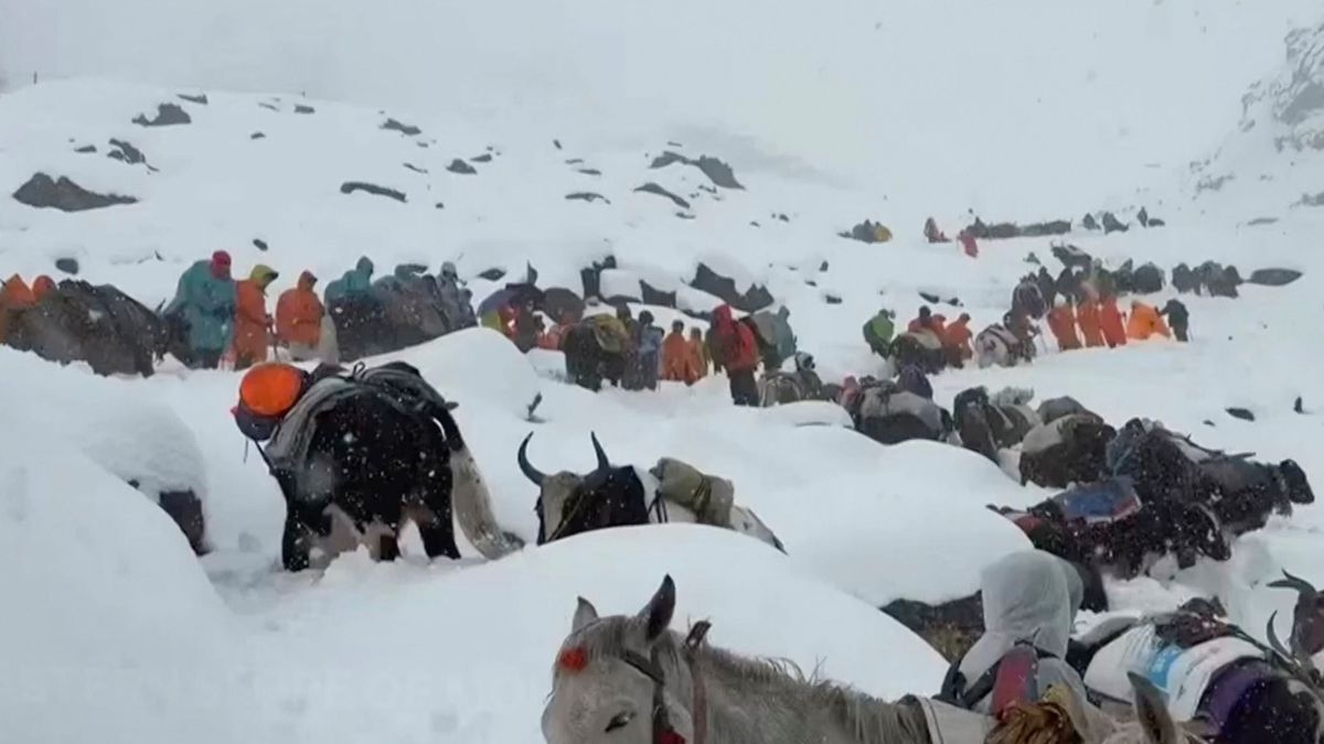 Drámai helyzet a Mount Everesten: több száz túrázót menekítettek ki a hó fogságából + videó