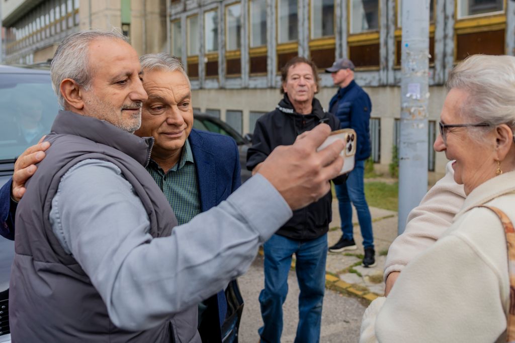 A pesterzsébeti piacon járt Orbán Viktor, elindult a háború elleni aláírásgyűjtés
Fidesz választási kampány