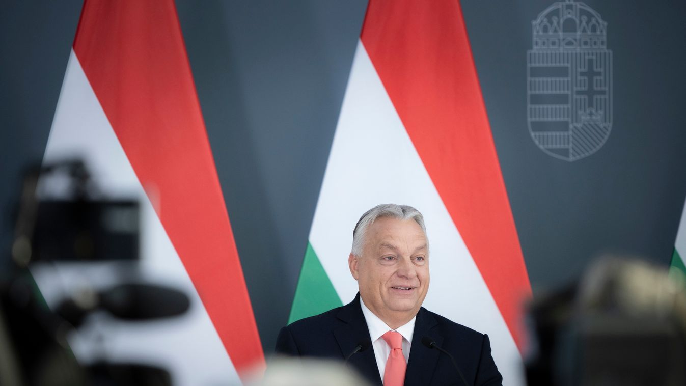 A Miniszterelnöki Kommunikációs Főosztály által közreadott képen Orbán Viktor miniszterelnök a Nagy Elekkel, a Budapesti Kereskedelmi és Iparkamara elnökével tartott közös sajtótájékoztatón a Karmelita kolostorban 2025. október 4-én (Fotó: MTI/Miniszterel
