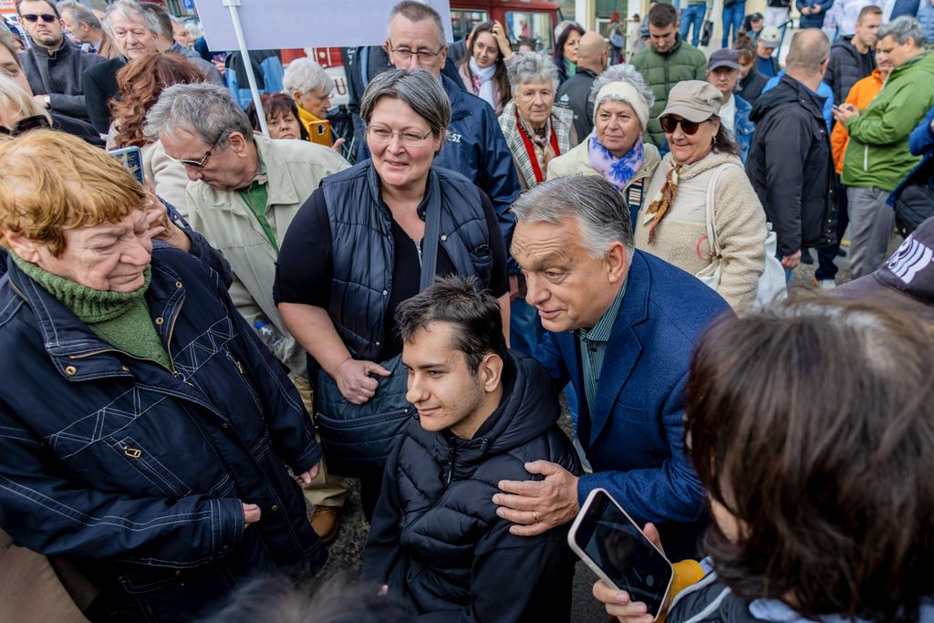A pesterzsébeti piacon járt Orbán Viktor, elindult a háború elleni aláírásgyűjtés
Fidesz választási kampány