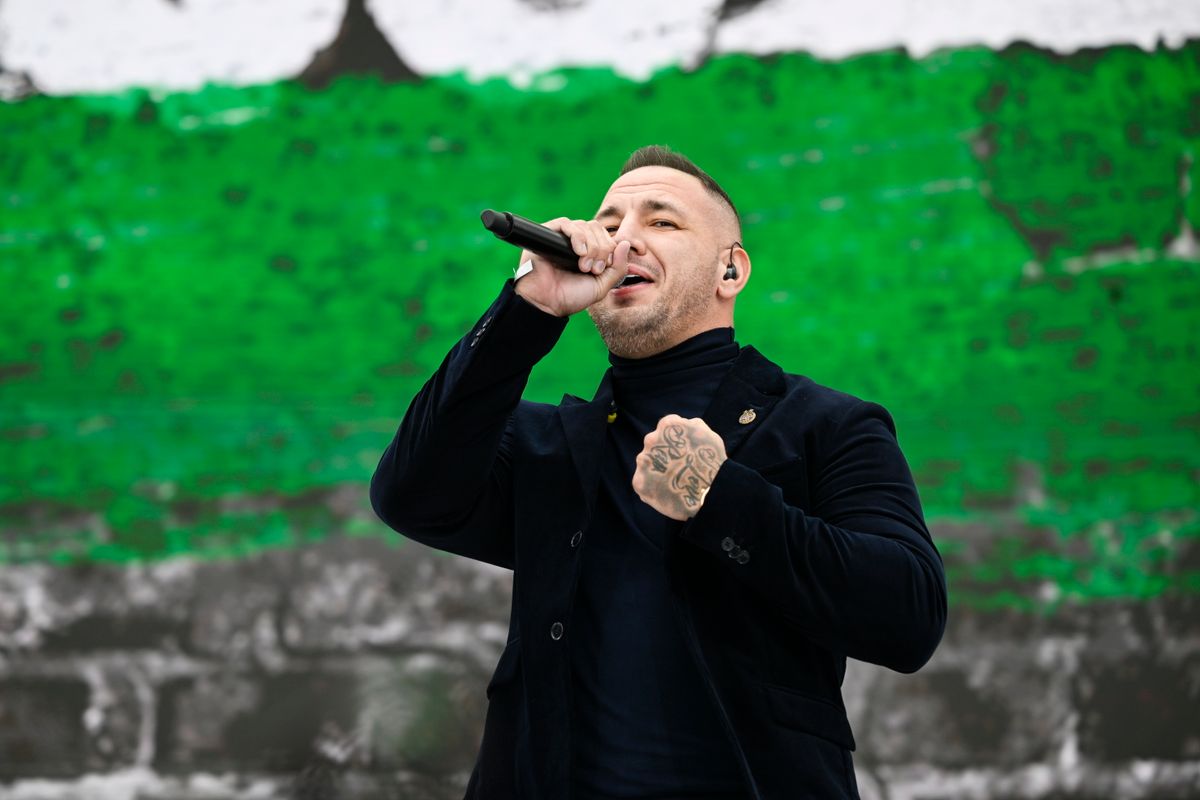 Budapest, 2025. október 23.
Curtis (Széki Attila) énekel az 1956-os forradalom és szabadságharc 69. évfordulóján rendezett ünnepi megemlékezésen az Országház előtti Kossuth Lajos téren 2025. október 23-án.
MTI/Hegedüs Róbert