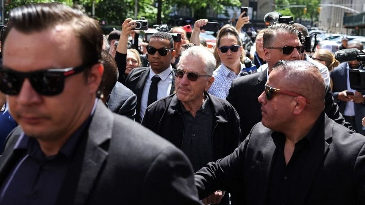 Robert De Niro amerikai színész távozik, miután Joe Biden amerikai elnök támogatásáról beszélt a Manhattani Büntetőbíróságon kívül