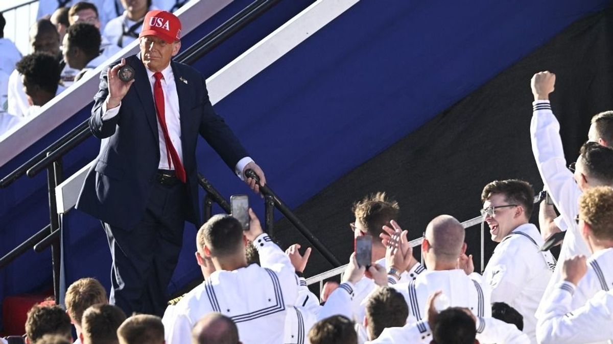Trump ismét táncolt, tombolt a tömeg a haditengerészet évfordulóján + videó