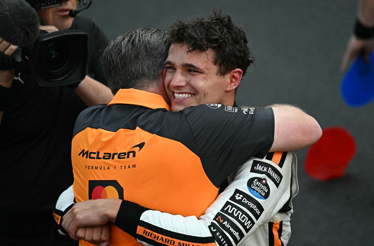 Lando Norris jóban van a McLaren vezérigazgatójával, Zak Brownnal