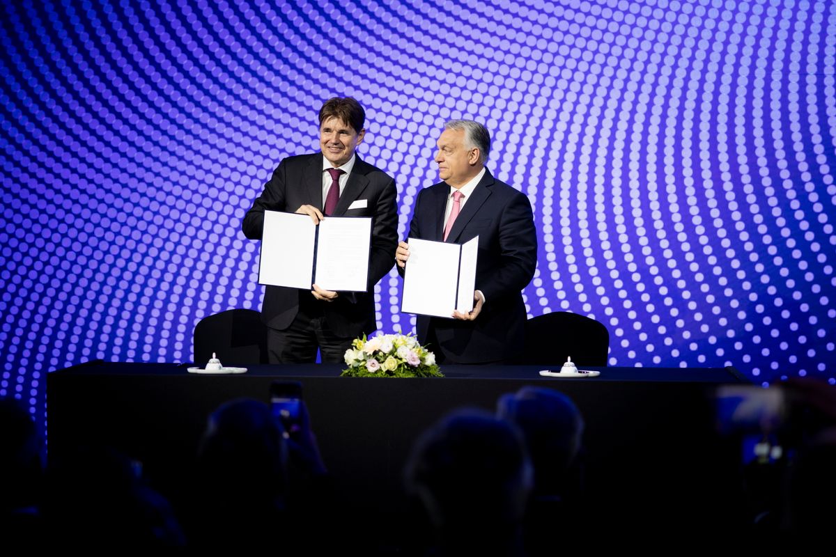 Budapest, 2025. május 30. 
A Miniszterelnöki Kommunikációs Főosztály által közreadott képen Orbán Viktor miniszterelnök (j) és Nagy Elek, a Magyar Kereskedelmi és Iparkamara elnöke a kormány és a kamara közötti megállapodás aláírása után a kamara küldöttgyűlésén a budapesti Groupama Arénában 2025. május 30-án.
MTI/Miniszterelnöki Kommunikációs Főosztály/Fischer Zoltán