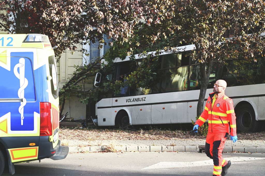 20251022 Szolnok Két mentőhelikopter szállt le a Rózsakertben. A buszbalesethez riasztották őket. Fotó: Mészáros János Új Néplap