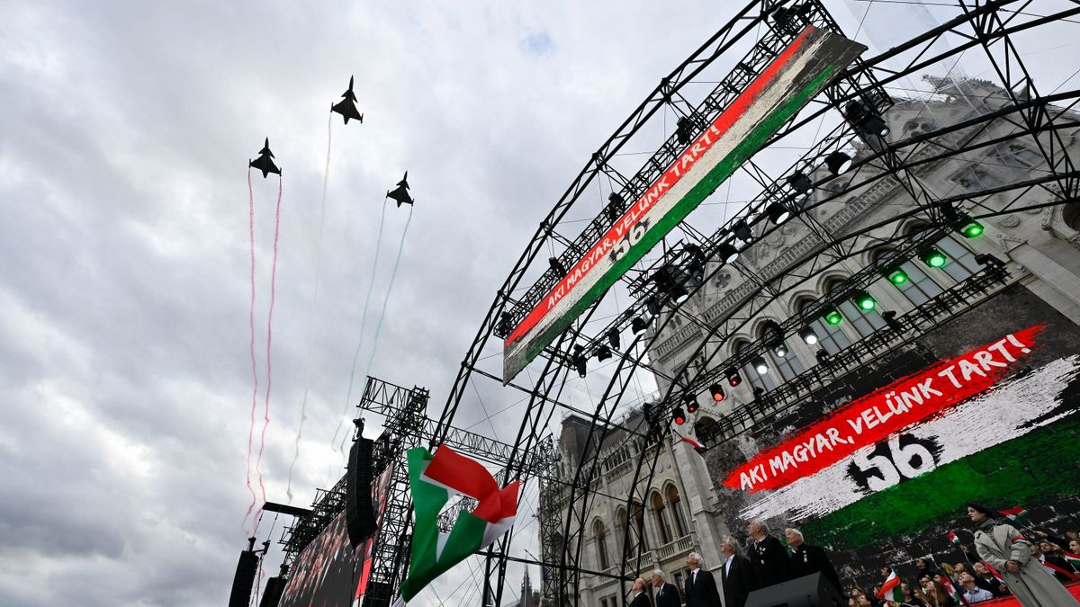 Orbán Viktor megmutatta, hogyan húztak el a Gripenek az ünneplők felett + videó