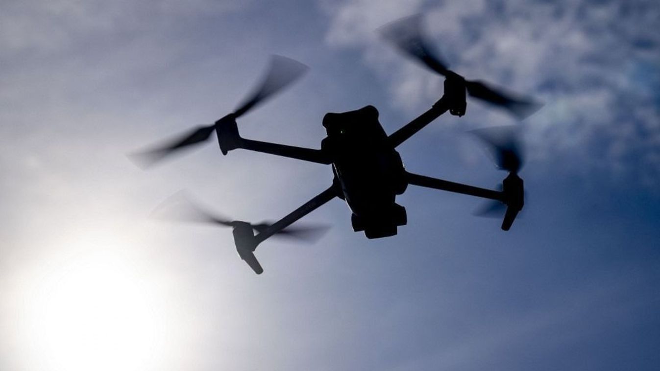 UTRECHT - A drone flies in the sky ANP /HOLLANDSE HOOGTE /ROBIN UTRECHT netherlands out - belgium out (Photo by ROBIN UTRECHT / ANP MAG / ANP via AFP)

Újabb drónok jelentek meg Európa felett, hatalmas a feszültség