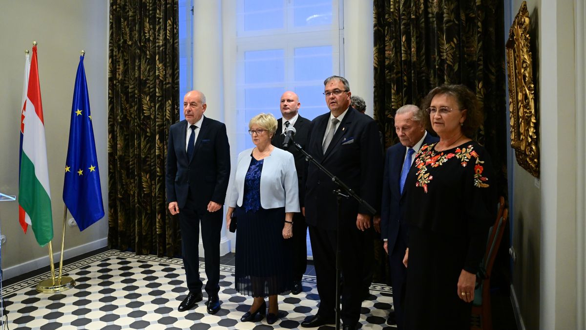 Kassa, 2025. október 17.
Sulyok Tamás köztársasági elnök (b) felesége, Nagy Zsuzsanna (b2), Balogh Csaba pozsonyi nagykövet (j3) és Hetey Ágota kassai főkonzul (j) társaságában az 1956-os forradalom és szabadságharc 69. évfordulója alkalmából tartott ünnepségen a kassai főkonzulátuson 2025. október 17-én.


MTI/Czeglédi Zsolt