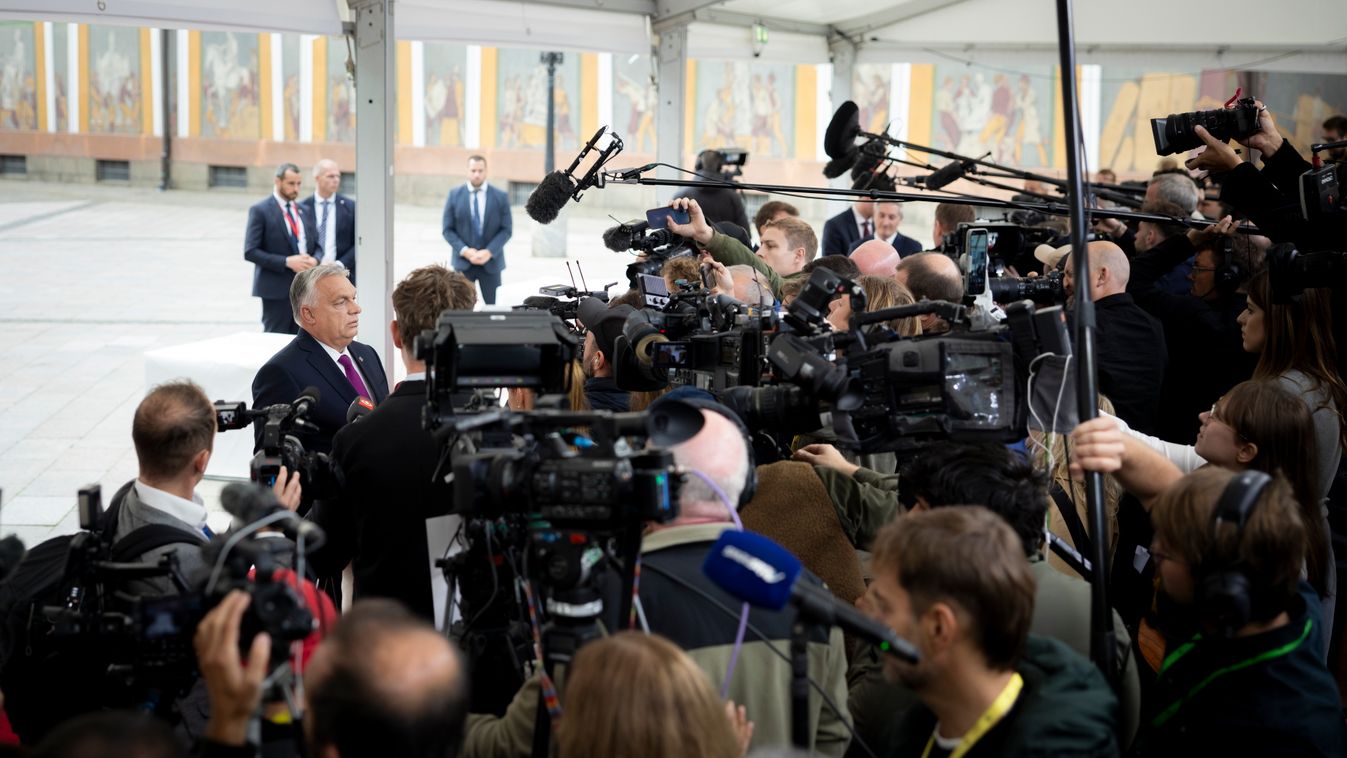 A Miniszterelnöki Kommunikációs Főosztály által közreadott képen az Európai Unió nem hivatalos csúcstalálkozójára érkező Orbán Viktor miniszterelnök nyilatkozik a sajtó munkatársainak a koppenhágai Christiansborg palotában 2025. október 1-jén, az Európai 