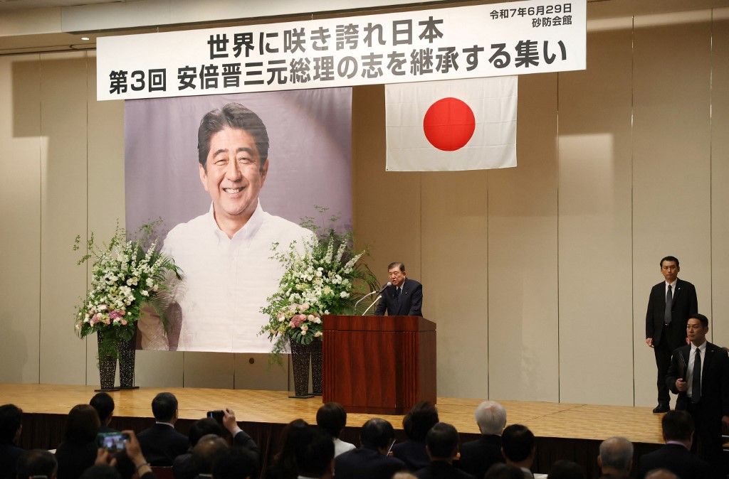 A meggyilkolt Abe Sinzó pártfogoltja lehet Japán első női miniszterelnöke