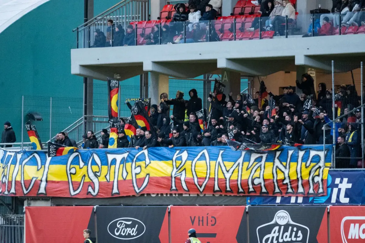 A Petrulul szurkolói megüzenték a magyaroknak az FK Csíkszereda elleni meccsen: Ez Románia. A játékvezető a magyarellenes rigmusok miatt félbeszakította a találkozót