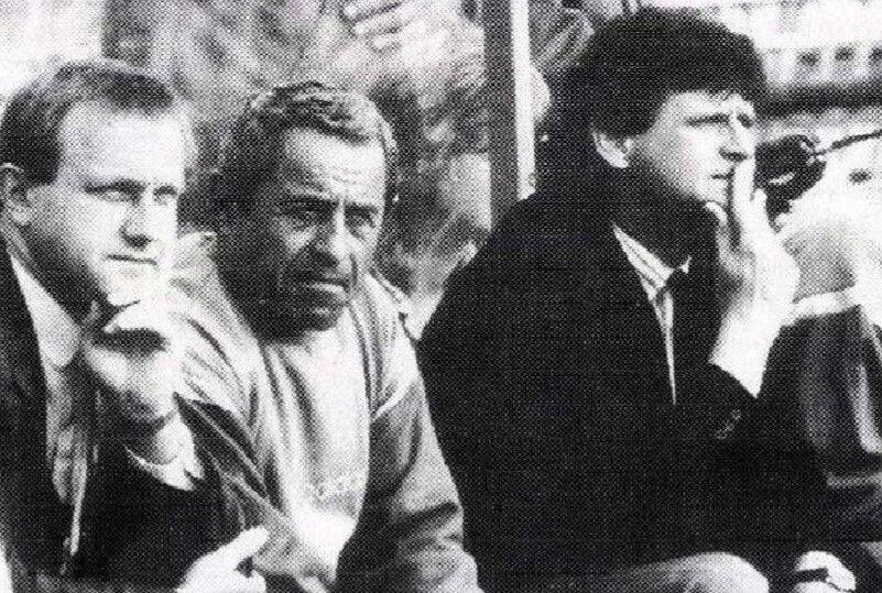 Bacsó István 1988 tavaszán, a férfi magyar válogatott edzőjeként dolgozott, a fotón dr. Berkes István orvos és Bálint László technikai igazgató között látható a kispadon