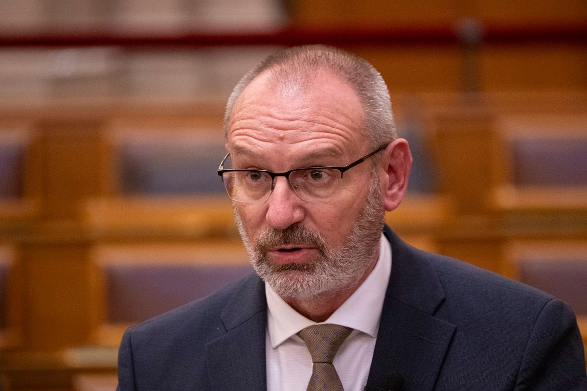 Budapest, 2025. szeptember 29.
Zsigó Róbert, a Kulturális és Innovációs Minisztérium parlamenti államtitkára interpellációra reagál az Országgyűlés plenáris ülésén 2025. szeptember 29-én.
MTI/Szigetváry Zsolt